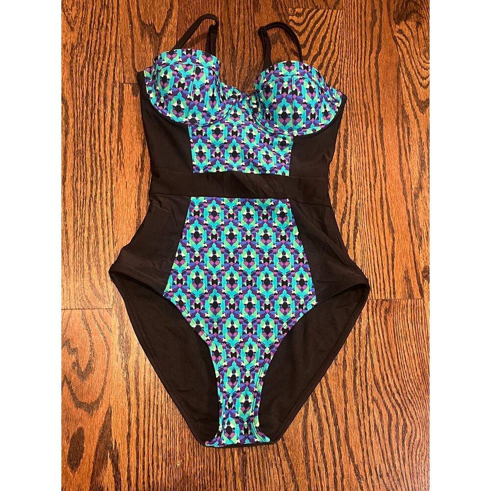 Old navy women’s one peace swimsuit sz. XS black blue